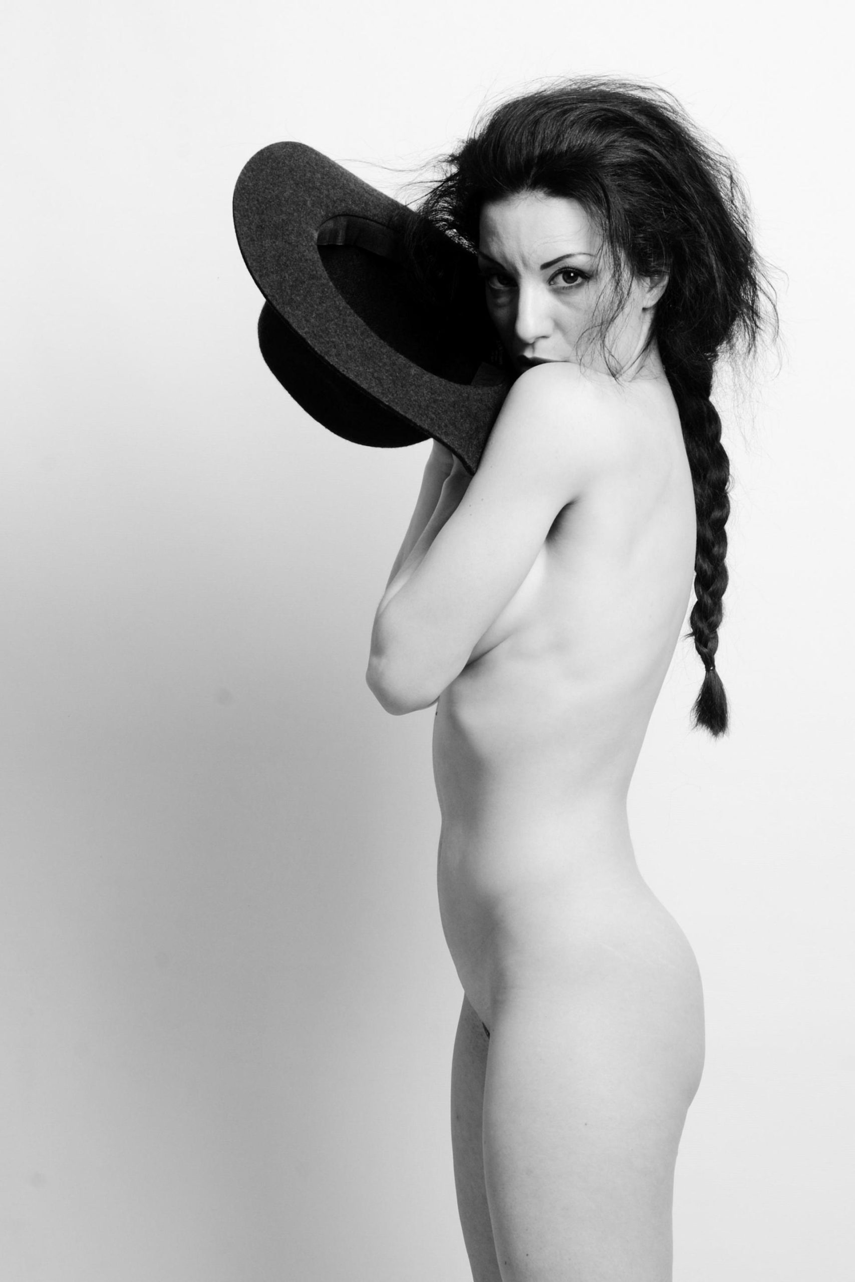 No Nude | 2020-12 | Charmer woman with hat | giovannipasiniphoto.com
