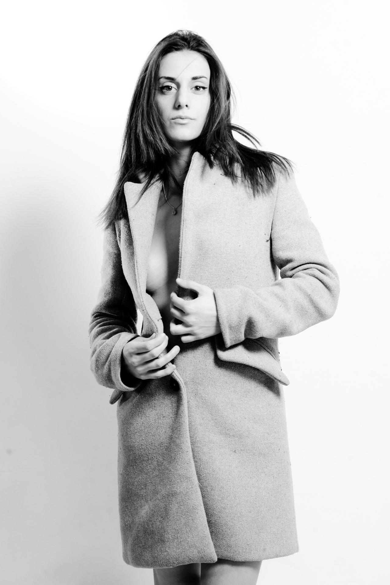 No Nude | 2020-12 | Girl with coat | giovannipasiniphoto.com