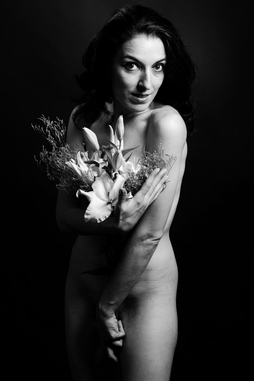 No Nude | 2020-12 | Lyric singer with flowers | giovannipasiniphoto.com