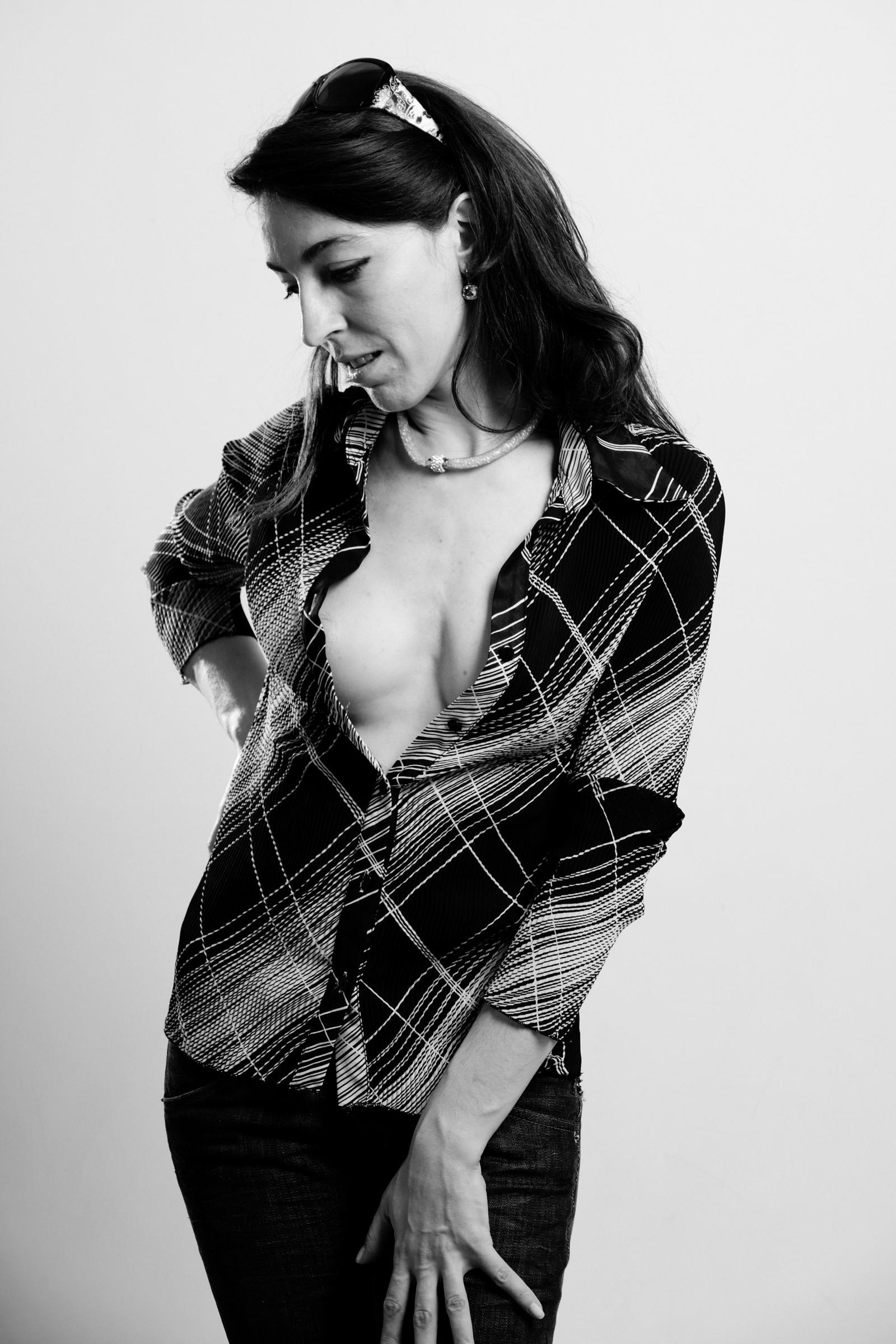 No Nude | 2020-12 | Woman with optical shirt | giovannipasiniphoto.com