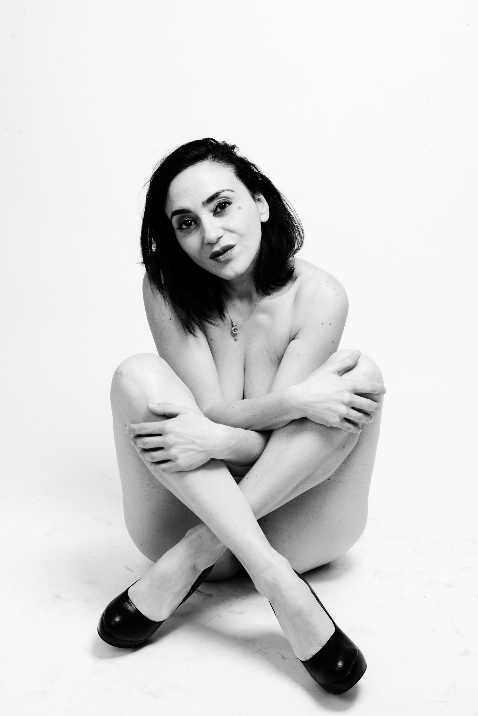 No Nude | 2021-01 | Sitting woman | giovannipasiniphoto.com