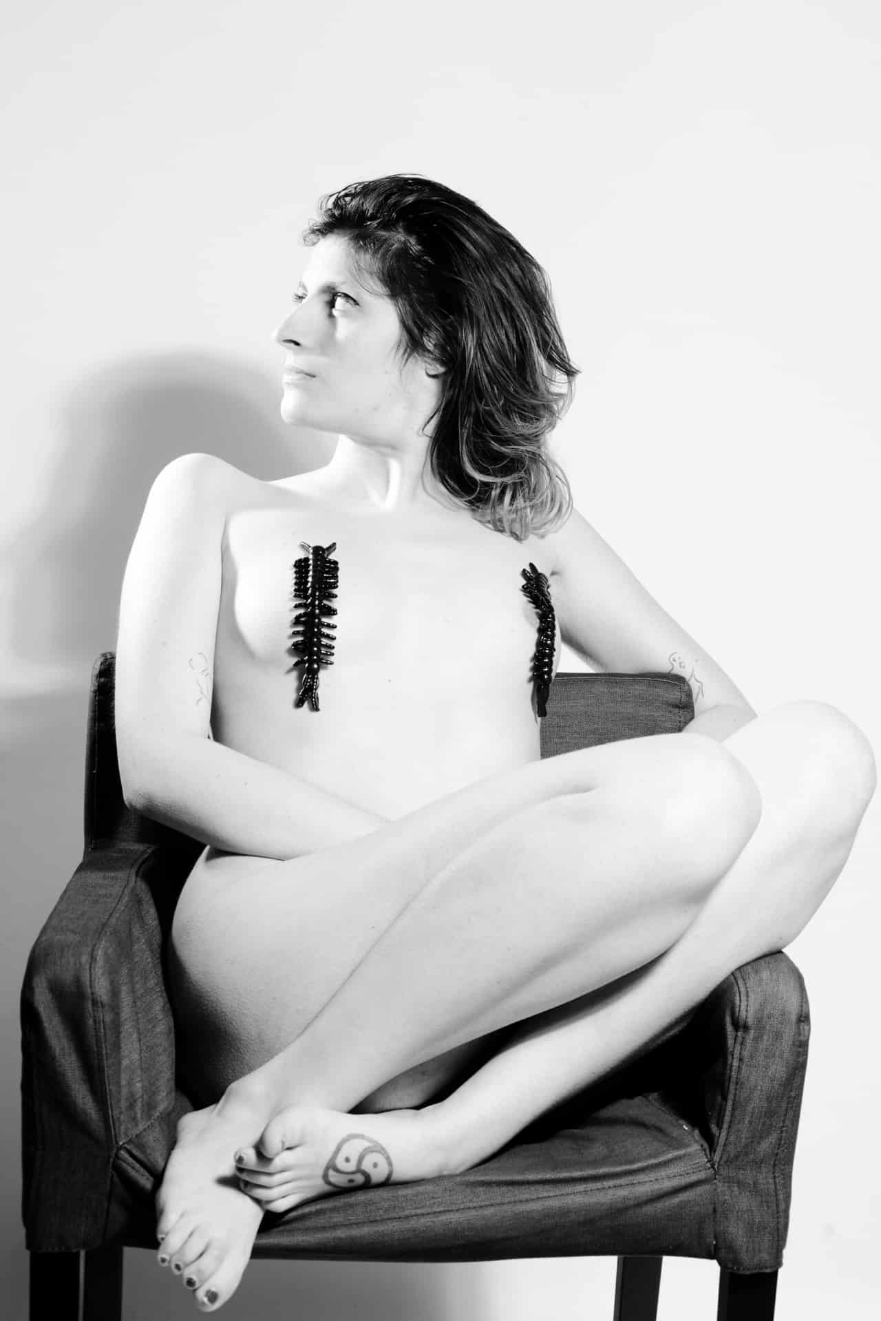 No Nude | 2021-05 | Young woman with milliped | giovannipasiniphoto.com