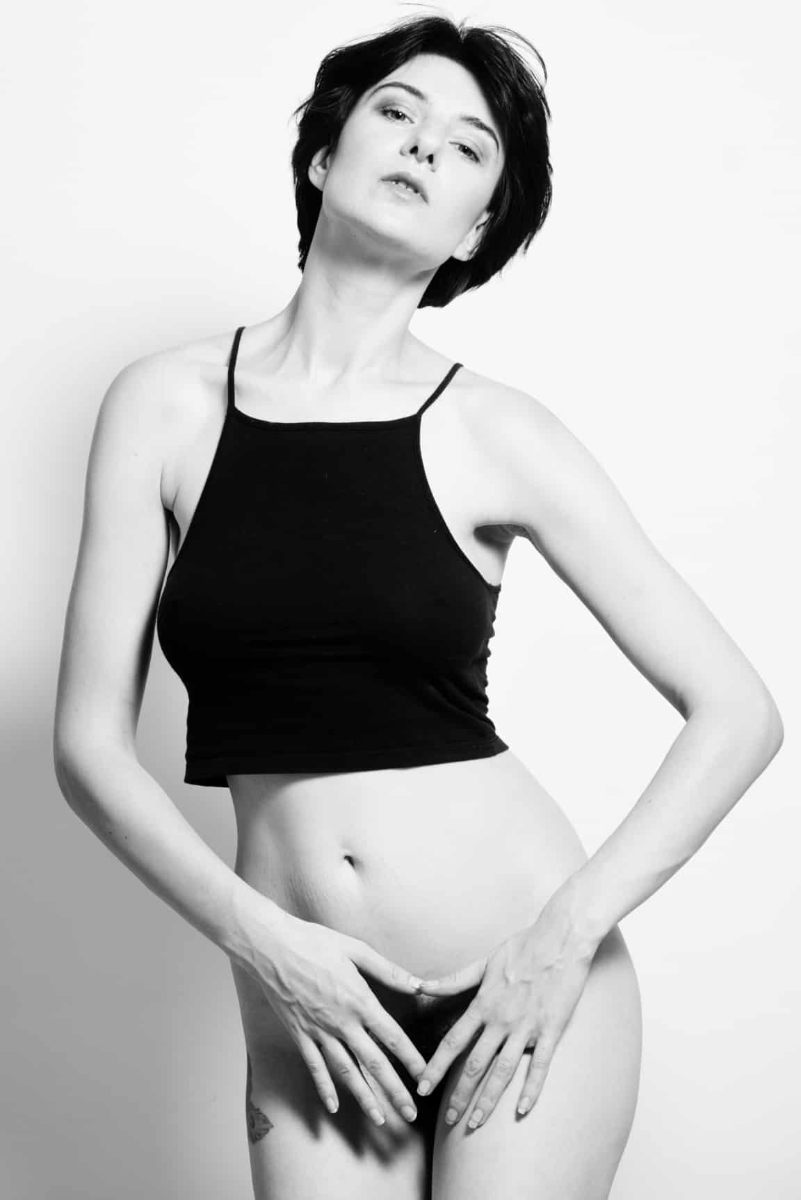 No Nude | 2021-10 | Girl with black top and bottomless | giovannipasiniphoto.com