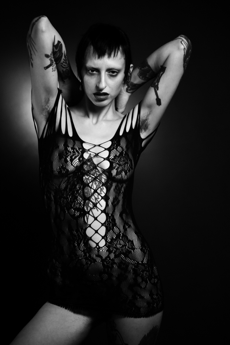 No Nude | 2022-02 | Tattoed woman. | giovannipasiniphoto.com